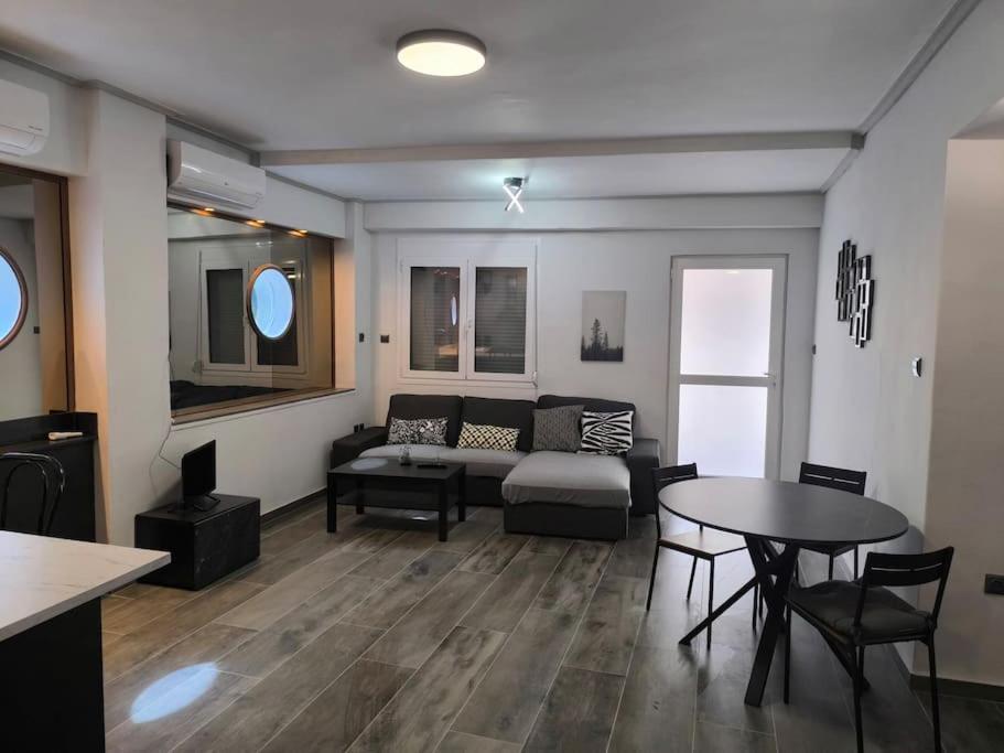Διαμέρισμα Επάνω Στο Σταθμός Aten Exteriör bild